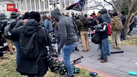 VIDEO: Massa Pro Trump Serang Wartawan, Kamera Dirusak