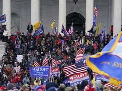 Pendukung Trump Serbu Gedung Capitol, Biden: Ini Pemberontakan