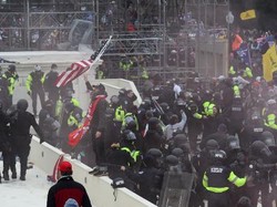 Detik-detik Jurnalis Jadi Sasaran Amukan Massa Trump di Capitol