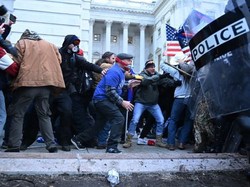 Mencekam! Bentrokan Massa Trump dengan Polisi AS