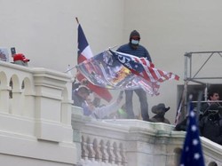 Massa Trump Bentrok, Kongres Pengesahan Kemenangan Biden Dihentikan Sementara