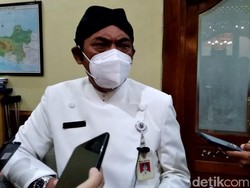 Momen Wali Kota Solo FX Rudy Ikuti Vaksinasi Corona Lansia
