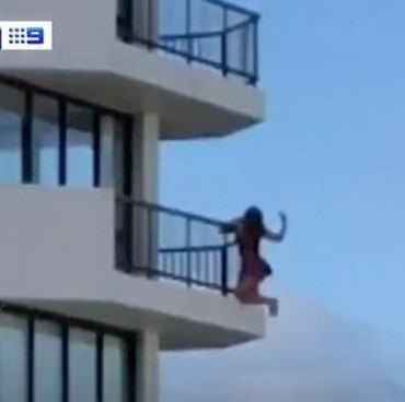 Demi Konten, Wanita Nekat Bergelantungan di Balkon Apartemen Lantai 11