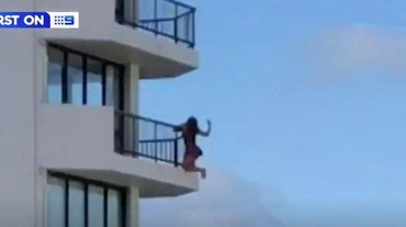 img-title Demi Konten, Wanita Nekat Bergelantungan di Balkon Apartemen Lantai 11