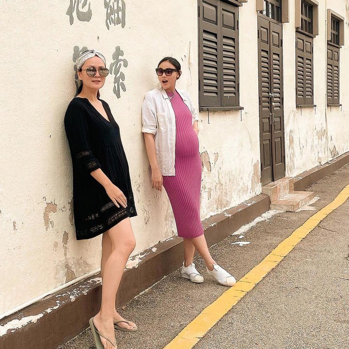 <p>Meski Whulandary harus melahirkan anaknya di masa pandemi COVID-19 dan berada di perantauan, wanita kelahiran Pariaman ini tampak antusias dan sering membagikan potret baby bump-nya lho, Bunda. (Foto: Instagram @whulandary_)</p>