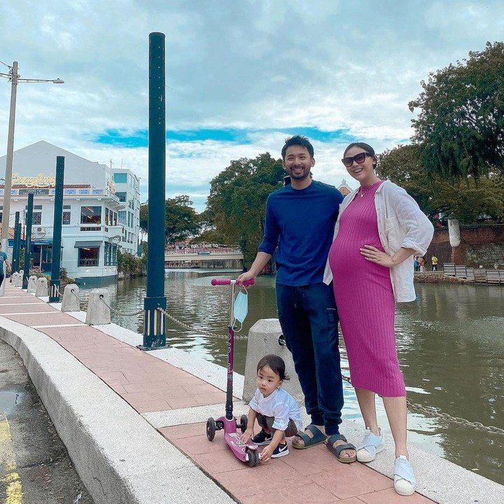 <p>Sebagaimana yang Whulandary ungkapkan dalam sebuah postingan di akun Instagramnya, tak lama lagi anak keduanya tersebut akan lahir. "<em>Aku bersyukur masih diberikan kesempatan untuk menghabiskan waktu bertiga, Karena InshaAllah bulan depan sudah ber4,</em>" tuturnya dalam akun @whulandary pada 14 Desember 2020 lalu. (Foto: Instagram @whulandary_)</p>