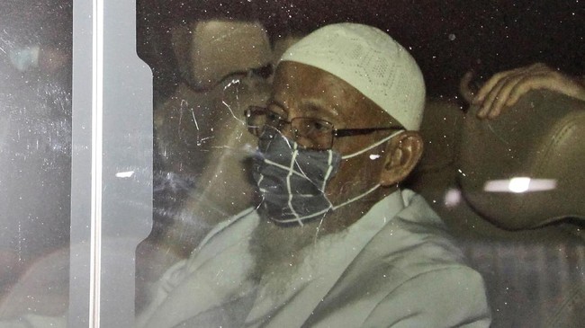 Kabag Humas Ditjen PAS menyatakan kepulangan Ba'asyir ke Sukoharjo dikawal Densus 88 dan BNPT, selain itu di Korem Surakarta menyiagakan 200 personel TNI.