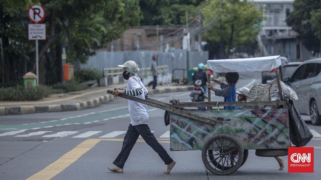 Sejumlah manusia trotoar yang kerap mangkal di dekat Markas Kopassus, Cijantung, merasa tak pernah kekurangan makanan selama Ramadan.