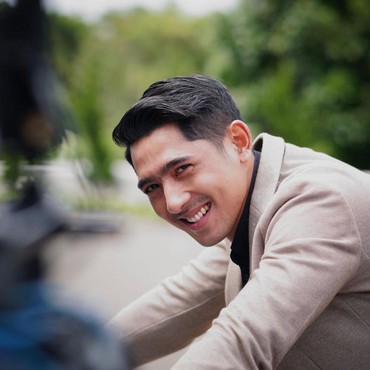 Tampil dengan Kumis dan Berewok, Arya Saloka Disindir Lecek & Berantakan