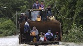 FOTO: Banjir Rendam 4 Daerah di Malaysia saat Pandemi Covid Hujan deras yang melanda Malaysia dalam beberapa hari terakhir merendam empat negara bagian: Johor, Pahang, Perak, Selangor, dan Terengganu.