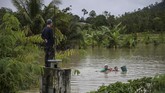 FOTO: Banjir Rendam 4 Daerah di Malaysia saat Pandemi Covid Hujan deras yang melanda Malaysia dalam beberapa hari terakhir merendam empat negara bagian: Johor, Pahang, Perak, Selangor, dan Terengganu.