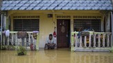 FOTO: Banjir Rendam 4 Daerah di Malaysia saat Pandemi Covid Hujan deras yang melanda Malaysia dalam beberapa hari terakhir merendam empat negara bagian: Johor, Pahang, Perak, Selangor, dan Terengganu.