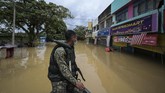 FOTO: Banjir Rendam 4 Daerah di Malaysia saat Pandemi Covid Hujan deras yang melanda Malaysia dalam beberapa hari terakhir merendam empat negara bagian: Johor, Pahang, Perak, Selangor, dan Terengganu.