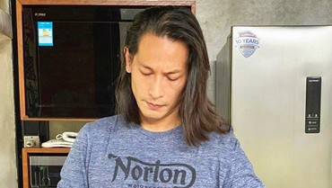 Chef Juna Main Kuda-kudaan, Netizen: Tampang Garang Hati Hello Kitty