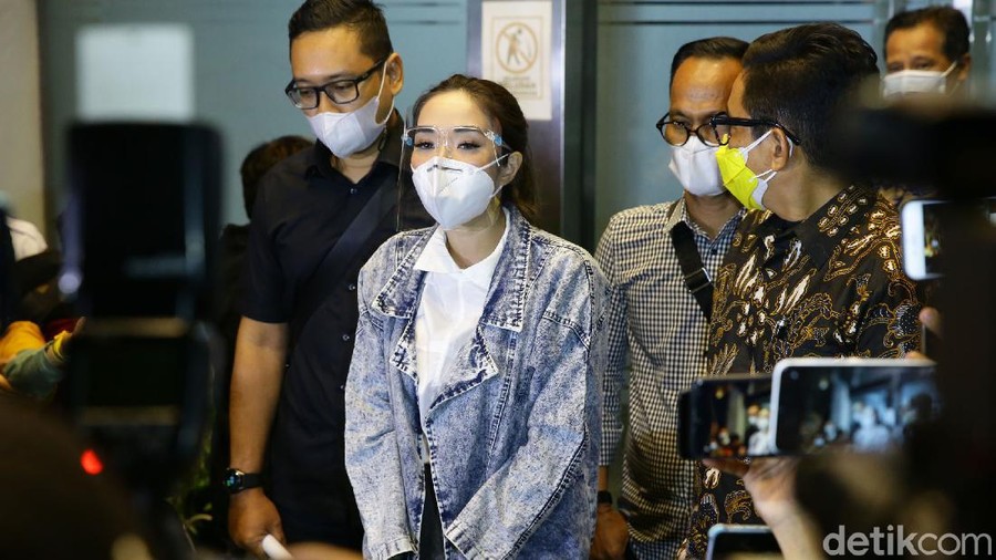 Artis Gisella Anastasia atau Gisel telah merampungkan pemeriksaan sebagai tersangka di kasus video syur. Ia diperiksa selama 10 jam lebih.