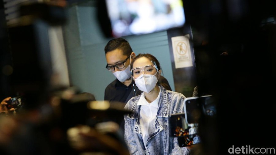 Gisel Usai Diperiksa 10 Jam di Polda Metro Jaya Artis Gisella Anastasia atau Gisel telah merampungkan pemeriksaan sebagai tersangka di kasus video syur. Ia diperiksa selama 10 jam lebih.