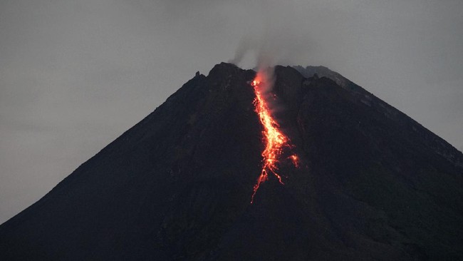 Laporan BPPTKG terkait aktivitas Gunung Merapi pada 4-10 Juni 2021 menunjukkan volume lava di tengah kawah melampaui dua juta meter kubik.