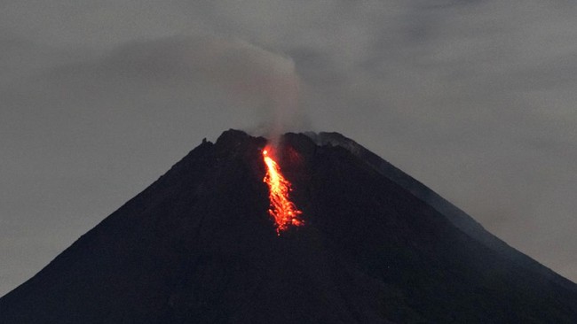 Petugas BPPTKG mengimbau warga dan wisatawan menghentikan aktivitas di zona bahaya Gunung Merapi setidaknya radius 5 kilometer.