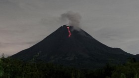 Gunung Merapi Luncurkan Guguran Lava Pijar 10 Kali