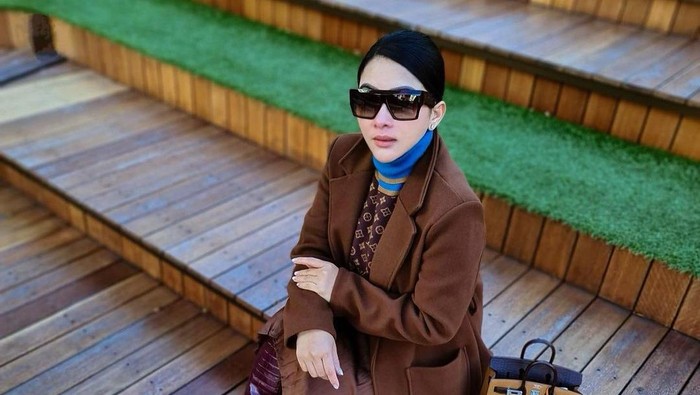 Intip Gaya Syahrini Saat Mudik, Bawa Tas Hermes Langka Rp2,8 M