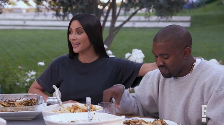 Kompaknya Kim Kardashian dan Kanye West Saat Makan Bareng Keluarga Kompaknya Kim Kardashian dan Kanye West Saat Makan Bareng Keluarga