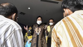 Temui Keluarga Gelandangan, Risma Janjikan Kerja dan Berobat