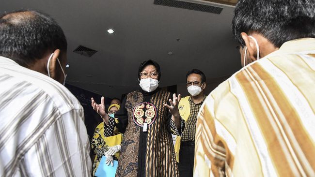 Mensos Risma Wajibkan Gelandangan Penerima Bansos Punya e-KTP Mensos Tri Rismaharini mewajibkan PMKS penerima bansos memiliki e-KTP untuk memudahkan pendataan.