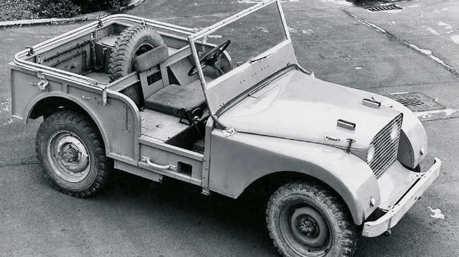 Mengulas sejarah Land Rover Defender asal Inggris yang menempati penggemar otomotif dunia meski sudah tutup usia.