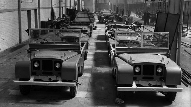 Mengulas sejarah Land Rover Defender asal Inggris yang menempati penggemar otomotif dunia meski sudah tutup usia.