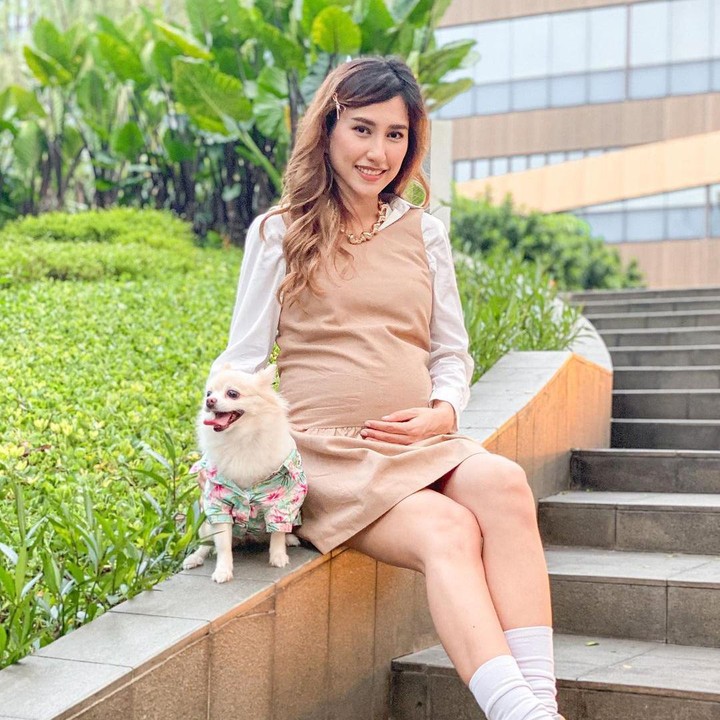 <p>Kita doakan semoga kehamilan Louise Anastasya sehat selalu dan persalinannya dapat berjalan lancar ya, Bunda. (Foto: Instagram @louiseans)</p>