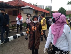 Kunjungi Balai Rehabilitasi Sosial, Risma Beri Semangat ke Tunawisma