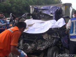 Mobil Pikap Tabrak Belakang Dump Truck di Cipularang, Satu Tewas