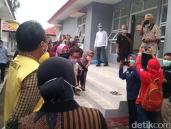 Ketemu Kastubi Lagi di Bekasi, Risma Tertawa: Settingan Katanya!