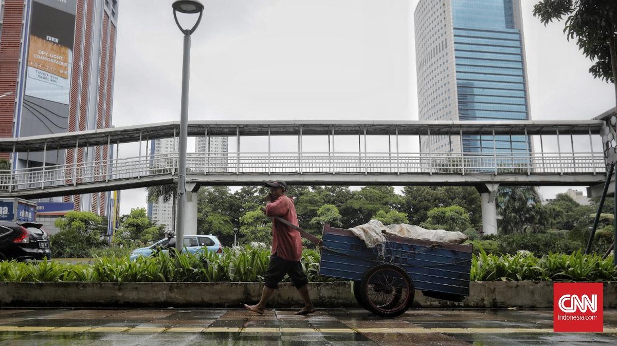 FOTO : Potret Mendung Orang-orang Pinggiran di Jakarta