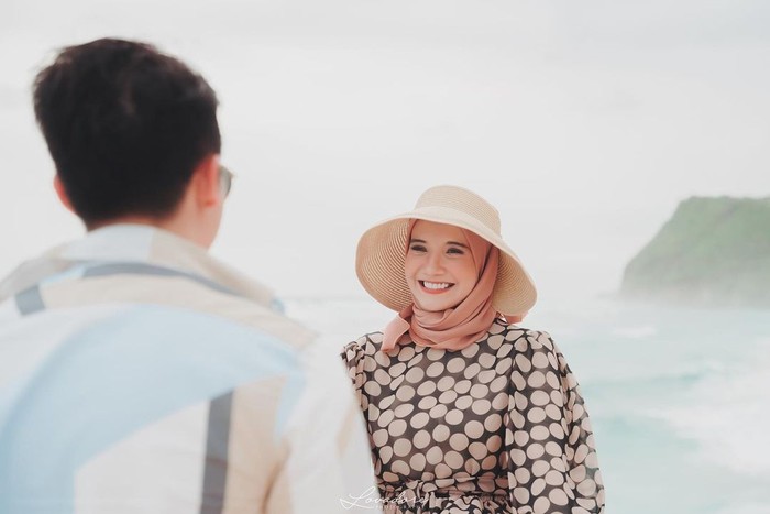 Aura kebahagiaan keduanya seolah terpancar nyata karena kehadiran calon buah hati pertamanya. Meski Covid-19 tengah melanda, keduanya tetap menyempatkan babymoon dengan pergi ke Bali. (Foto: instagram.com/zaskiasungkar15)
