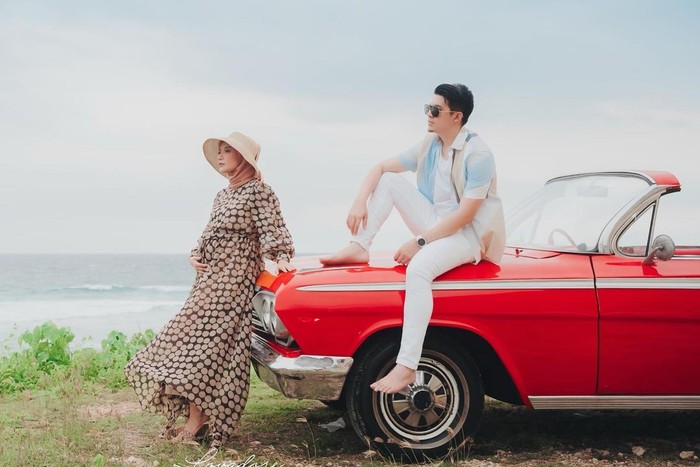 Awalnya Irwansyah sempat mengerjai Zaskia Sungkar dengan memberikan kejutan kecil yakni lokasi babymoon yang berada di halaman belakang rumah. Irwansyah dan kerabat lainnya menyiapkan berbagai peralatan untuk mendukung surprise tersebut. (Foto: instagram.com/zaskiasungkar15)