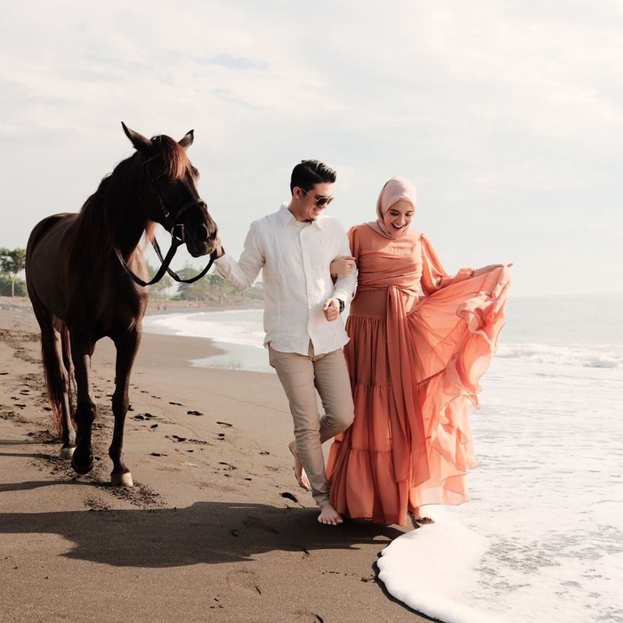 Saat babymoon Irwansyah dan Zaskia juga menyempatkan mengambil foto di momen-momen bahagianya itu. Ia terlihat mengenakan dress pink, peach dan juga dress dengan polkadot yang makin membuatnya terlihat cantik. (Foto: instagram.com/zaskiasungkar15)