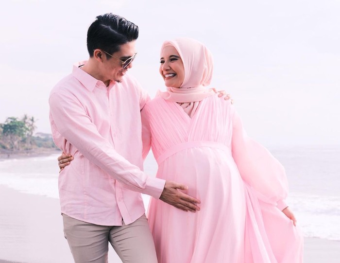 Apalagi harapan yang selama ini diimpi-impikan selama 10 tahun sudah menjadi kenyataan dan sebentar lagi akan terwujud menjadi malaikat kecil yang akan melengkapi kehidupan rumah tangganya. Masyaallah. (Foto: instagram.com/zaskiasungkar15)