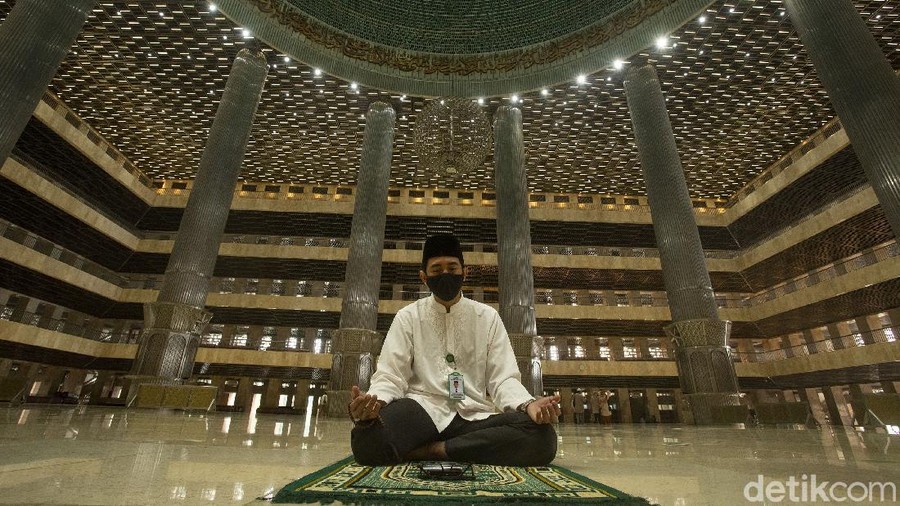 Prokes Ketat Sholat Jumat di Masjid Istiqlal Sejumlah warga menunaikan shalat Jumat di Masjid Istiqlal, Jakarta, Jumat (8/1/2021). Usai diresmikan Kamis (7/1) oleh Presiden Joko Widodo.