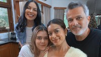 <p>Setelah Sophia Latjuba dan Michael bercerai pada 2011, Eva Celia dan Manuella lebih sering tinggal bersama ibunda. (Foto: Instagram @evacelia)</p>