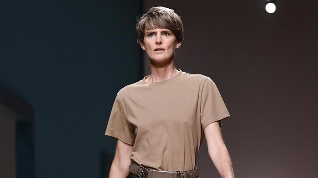 Model Stella Tennant Meninggal Dunia karena Bunuh Diri Model asal Inggris Stella Tennant meninggal dunia karena bunuh diri di usia 50 tahun pada 22 Desember silam setelah berjuang dengan masalah kesehatan mental.