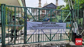 Satpol PP Copot Spanduk Penyambutan Ba'asyir di Ngruki