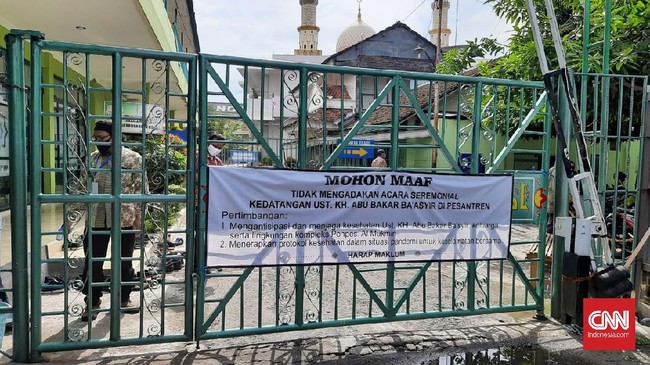 Jelang kedatangan Abu Bakar Ba'asyir di Solo, Satpol PP mencopot spanduk berisi ucapan selamat datang yang terpasang di sekitar Pesantren Al-Mu'min Ngruki.