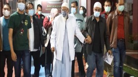 VIDEO: Petugas Gabungan Copot Spanduk Ba'asyir
