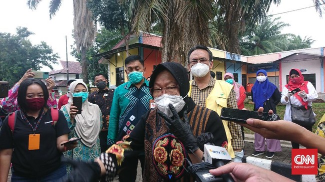 Risma meminta bansos dengan pendekatan geografis. Warga yang berada di kepulauan, perairan dan terpencil dibuatkan skema agar pihak bank yang harus datang.