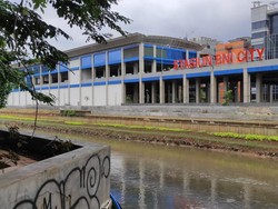 Di Seberang KBB BNI City yang Dinaturalisasi, Ada Taman-Trotoar Rusak