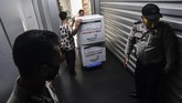 FOTO: Vaksin Covid-19 Merek Sinovac Jatah untuk Jakarta Dinkes DKI Jakarta telah menerima puluhan ribu Vaksin Covid-19 merek Sinovac untuk digunakan di wilayah tersebut saat izin BPOM telah keluar.