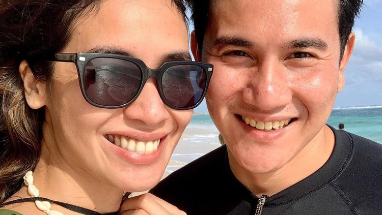 Vino G Bastian sama istri