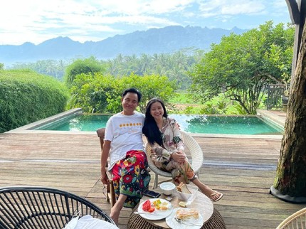 Intip Potret Yusril Ihza Mahendra dan Istri Cantiknya Saat Liburan