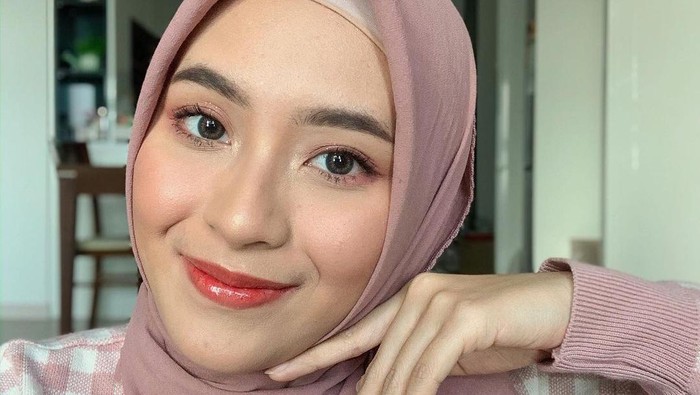 8 Gaya Hijab Simpel Bianca Kartika, Influencer Cantik yang Tinggal di Korea
